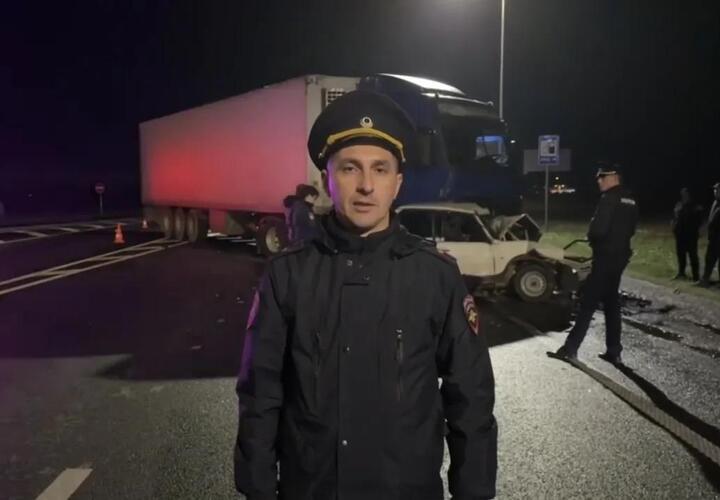 «ВАЗ» влетел в грузовик, двое скончались на месте: жуткое ДТП в Абинске Краснодарского края 