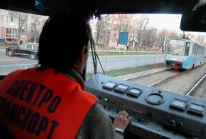Водитель трамвая краснодар. Жилетка водителя трамвая. Женщина водитель трамвая Санкт Петербург.
