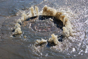 В Краснодаре вторые сутки из-под земли бьет канализация