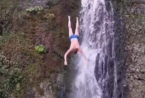 В Сочи мужчина получил тяжелые травмы после прыжка с водопада (ВИДЕО)