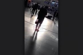 В Сочинском аэропорту пьяная женщина устроила дебош (ВИДЕО) 