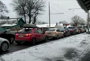 На выезде и въезде в Краснодар правоохранители досматривают машины