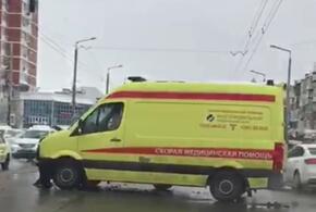 В центре Краснодара машина скорой столкнулась с легковушкой