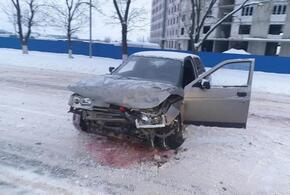 В Абинске водитель легковушки врезался в «Mercedes»