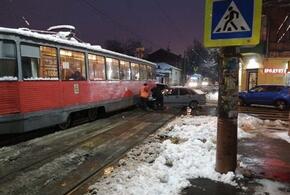 В Краснодаре автомобиль протаранил трамвай с пассажирами