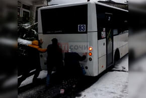 В Сочи пассажиры толкали в гору застрявший автобус