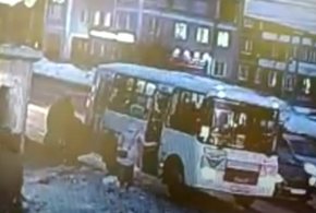 Школьница выпала из автобуса и попала под колеса (ВИДЕО)