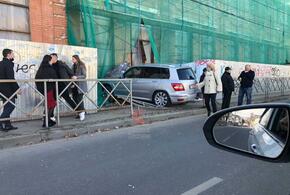 В центре Краснодара легковой автомобиль влетел в стену дома (ВИДЕО)
