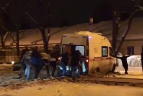 В центре Краснодара «скорая» с пациентом внутри застряла в снегу
