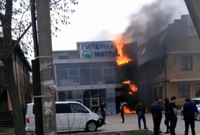 В Краснодаре сгорел двухэтажный гипермаркет