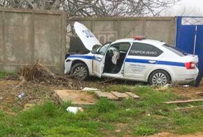 В Краснодарском крае автомобиль ДПС протаранил бетонную стену