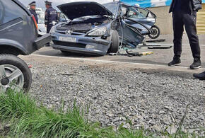 В Сочи автомобилист застрял в салоне после жесткой аварии