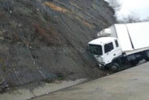 В Сочи грузовик въехал в скалу