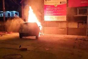 В Сочи в результате ДТП загорелся автомобиль