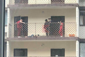 На балконе многоэтажки в Краснодаре нашли тело мужчины в крови