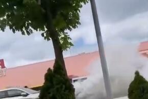 В Краснодаре на парковке торгового центра сгорел автомобиль ВИДЕО