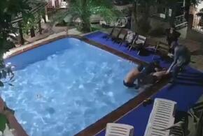 В Сочи хозяин отеля чуть не утопил постояльца в бассейне