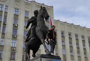 В Краснодаре вынесли приговор мужчине, показавшему голый зад с постамента памятника Казакам