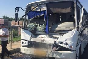 Автобус с людьми протаранил грузовик на выезде из Краснодара