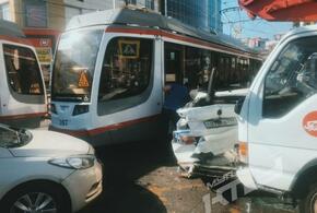 В Краснодаре произошло ДТП с участием трамвая и двух иномарок