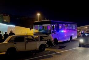 В Сочи в жесткой аварии с автобусом пострадали люди ВИДЕО