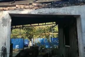 В Усть-Лабинском районе дотла сгорел дом, люди остались без крова ВИДЕО