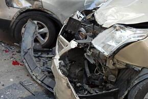 Шесть припаркованных авто разбила неисправная иномарка в Сочи