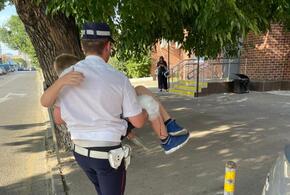 В Краснодаре полицейский доставил ребенка с рваной раной бедра в больницу