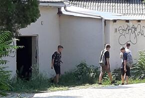 Злачное место: в заброшенном кафе Краснодара «чилят» бомжи и школьники