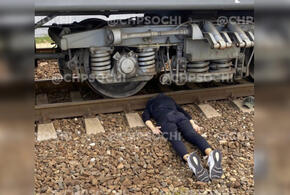 В Адлере пассажирский поезд насмерть сбил молодого человека