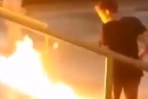 В Краснодаре дети «играют» с огнем напротив политрекламы мэра ВИДЕО