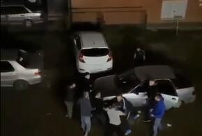 В Краснодаре во время драки хулиганы крушили припаркованные машины ВИДЕО