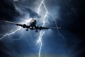 В самолет, летевший в Сочи, попала молния