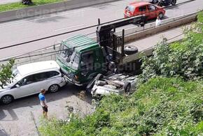 В Сочи грузовик без тормозов стал причиной массовой аварии ВИДЕО