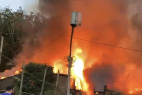 В Сочи во время пожара в двухэтажном бараке эвакуировали 10 человек