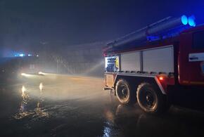 Крупный пожар охватил складские помещения в Анапе