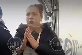 В Анапе женщина, искусавшая стюардессу, обвинила в вымогательстве полицейских ВИДЕО