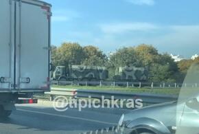 В Краснодаре колонна военной техники перекрыла проезд ВИДЕО