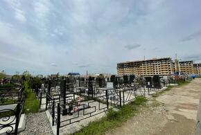 В Краснодаре вандалы на кладбище крушат могильные памятники ВИДЕО