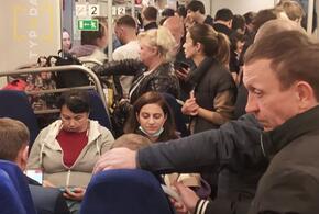 Туристам, возвращающимся из Сочи, не хватает места в электричках ВИДЕО