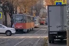 В Краснодаре из-за горящего дома парализовано движение трамваев