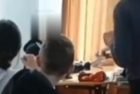 На Кубани школьник тыкал костылем в лицо одноклассницы