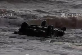 На Кубани волны выбросили на берег легковой автомобиль