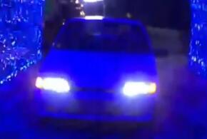 В Крымске легковушка заехала на тротуар под новогоднюю арку