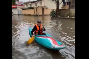 В подтопленном Сочи жители плавают за хлебом на каноэ ВИДЕО