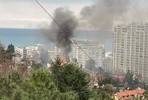 В Сочи горит заброшенное здание