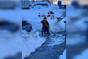 Прокуратура наказала УК, в чьем дворе инвалид на коляске расчищал снег