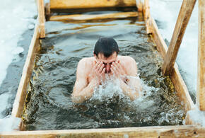 «Смертельный риск»: медики рассказали, кому не стоит окунаться на Крещение