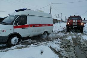 В Анапе на помощь медикам, застрявшим в снегу, пришли пожарные ВИДЕО