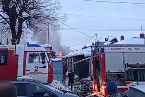 В Краснодаре загорелось здание в центре города ВИДЕО